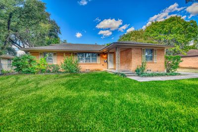 Ranch-style house featuring a front lawn | Image 2