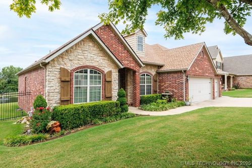 5711 Nottingham Pl, Bartlesville, OK, 74006-6973 | Card Image