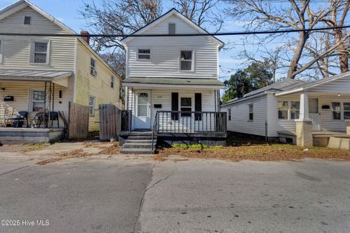 605 1st Ave, New Bern, NC, 28560-5613 | Card Image