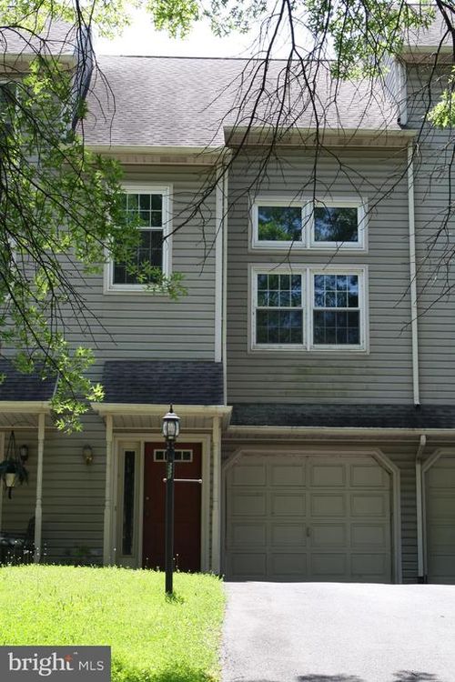 8553 Adams Ct, HUMMELSTOWN, PA, 17036-8608 | Card Image