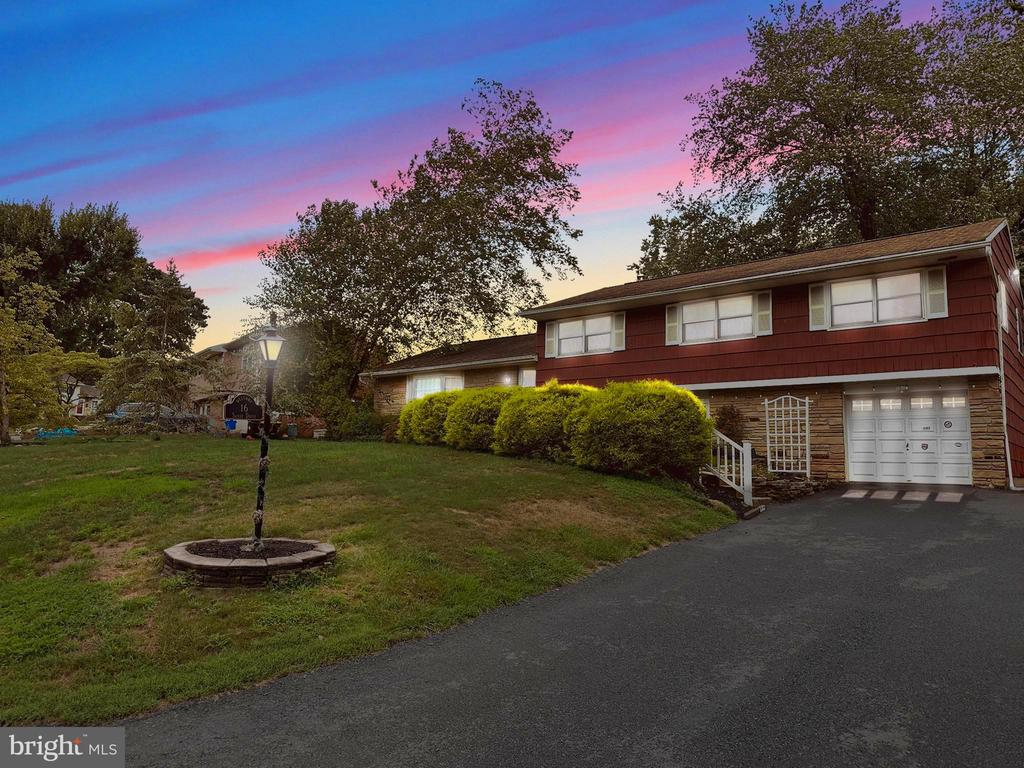 Sandy Dr, Morrisville, PA 19067