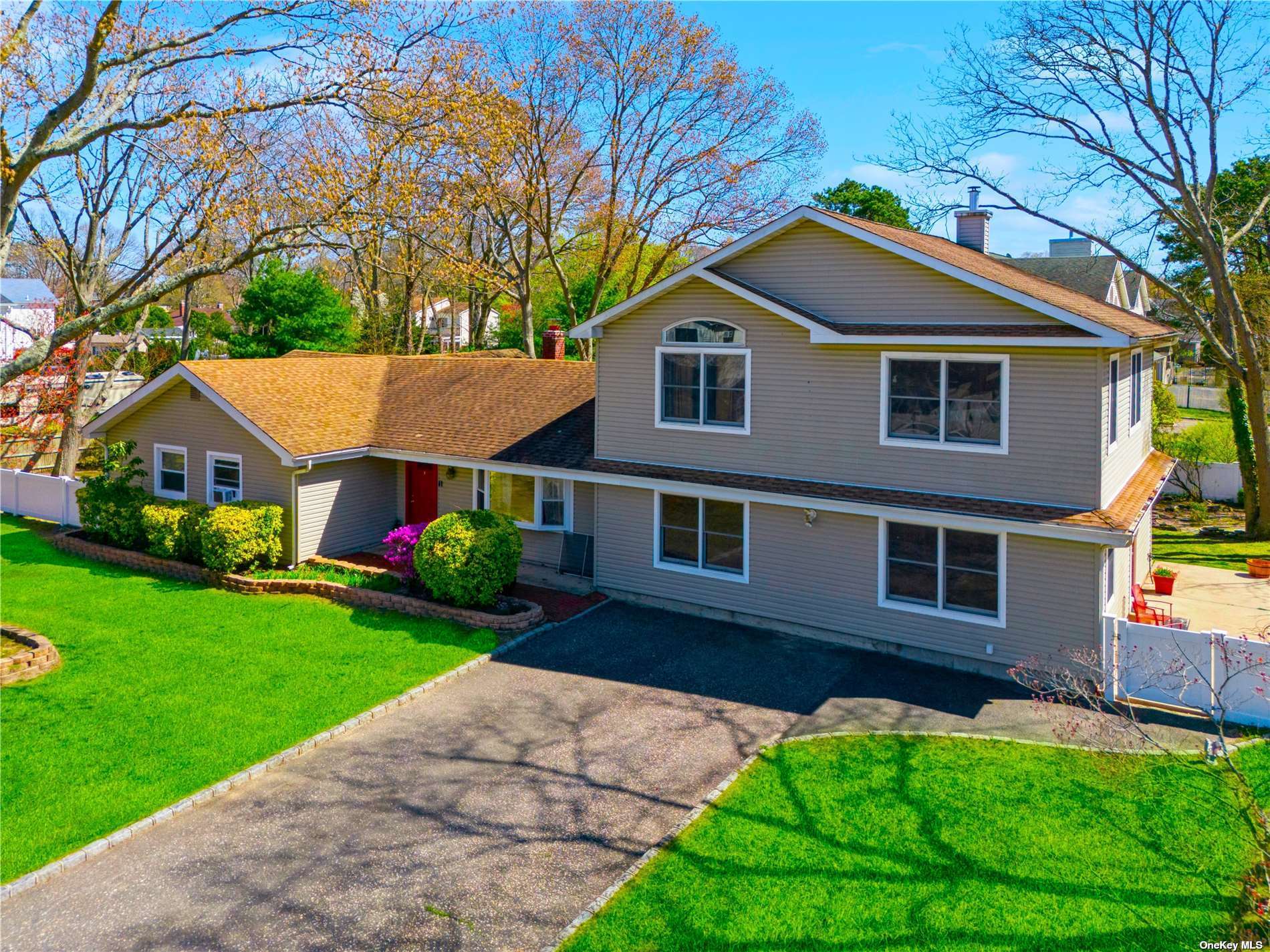Concord Dr, Holtsville, NY 11742