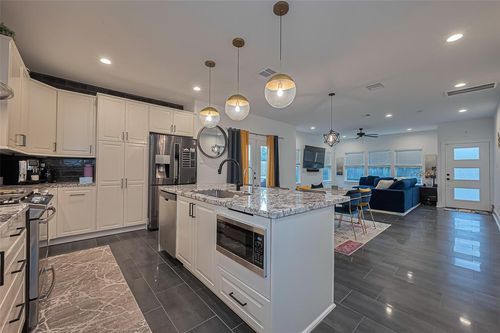 209 Blueberry St, Houston, TX, 77018-5622 | Card Image