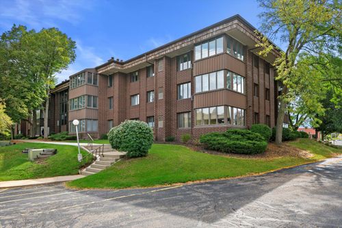 8415750 Ridge Rd, Menomonee Falls, WI, 53051-2981 | Card Image
