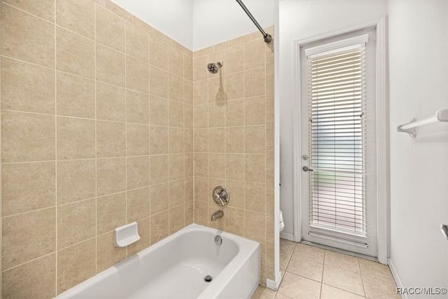 Guest Bath leading to Lanai | Image 41