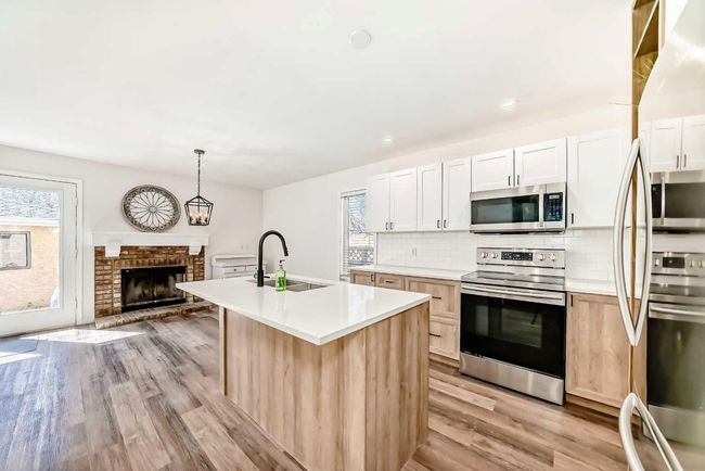 207 Coachway Rd Sw, House other with 3 bedrooms, 3 bathrooms and 2 parking in Calgary AB | Image 9