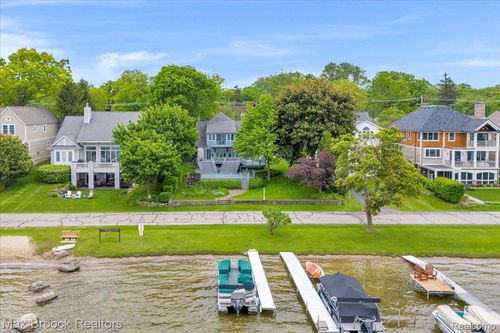 2222 Garland St, Sylvan Lake, MI, 48320-1618 | Card Image