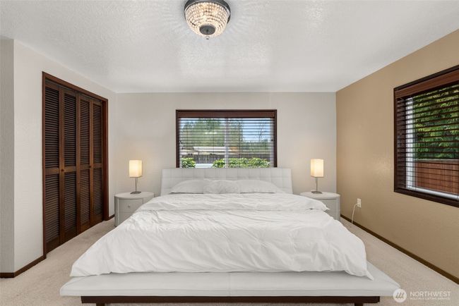 Primary Suite with 2 closests | Image 14