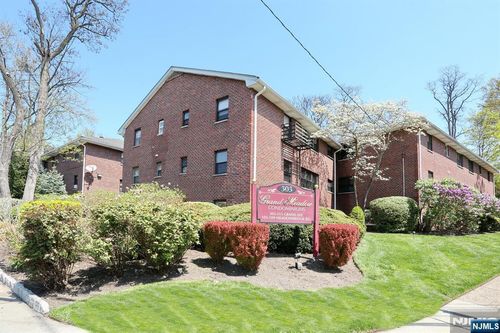 311 Grand Ave, Englewood, NJ, 07631-4421 | Card Image