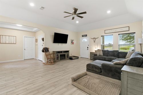 16529 Kingsbury Dr, Conroe, TX, 77303-5313 | Card Image