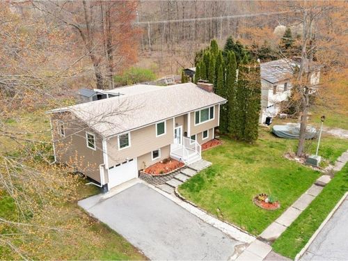 33 Rosewood Ln, Essex Junction, VT, 05452-3749 | Card Image