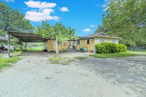 10805 Hollowell Rd, Atascosa, TX, 78002-3498 | Card Image