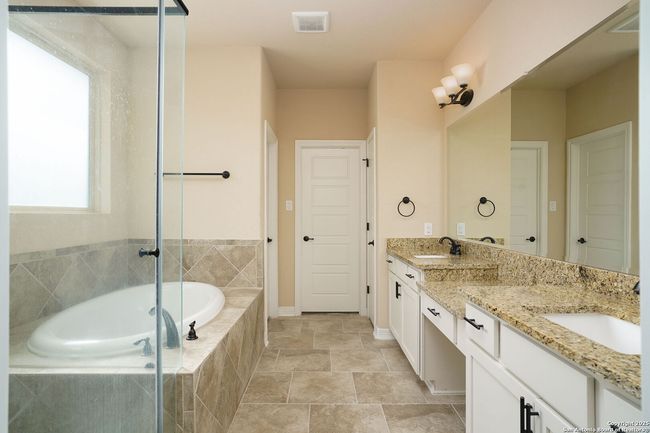 228 Comanche Trl, House other with 4 bedrooms, 3 bathrooms and null parking in Cibolo TX | Image 18