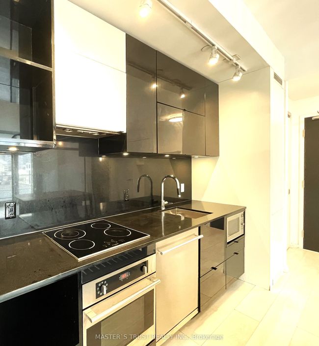 809 - 125 Peter St, Condo with 2 bedrooms, 1 bathrooms and 1 parking in Toronto ON | Image 15