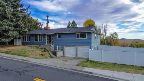 215 Se Crestview St, Pullman, WA, 99163-2209 | Card Image