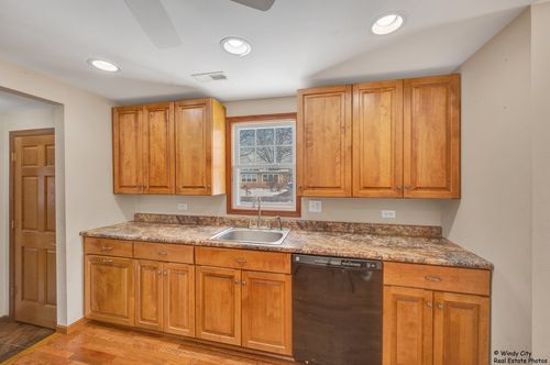 521 Spring Ave, South Elgin, IL, 60177-2441 | Card Image