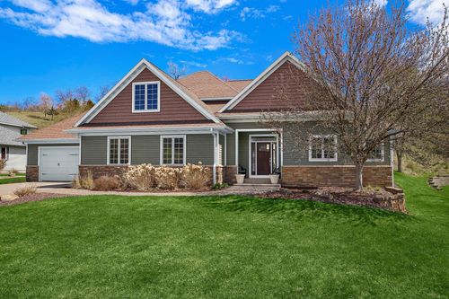 894 Tahoe Dr, Onalaska, WI, 54650-8234 | Card Image