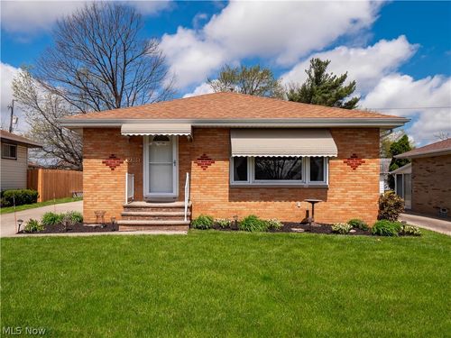 12305 Eastwood Blvd, Garfield Heights, OH, 44125-3902 | Card Image