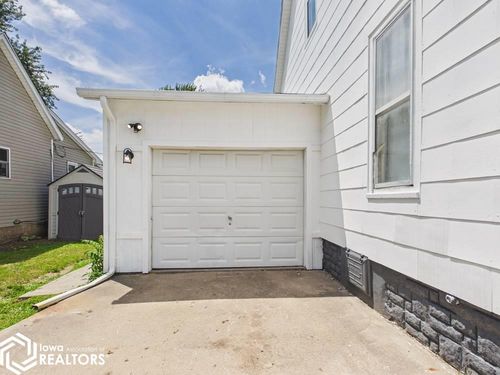 217 N Hancock St, Ottumwa, IA, 52501-4323 | Card Image