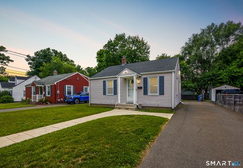 62 Essex St, Manchester, CT, 06040-4041 | Card Image
