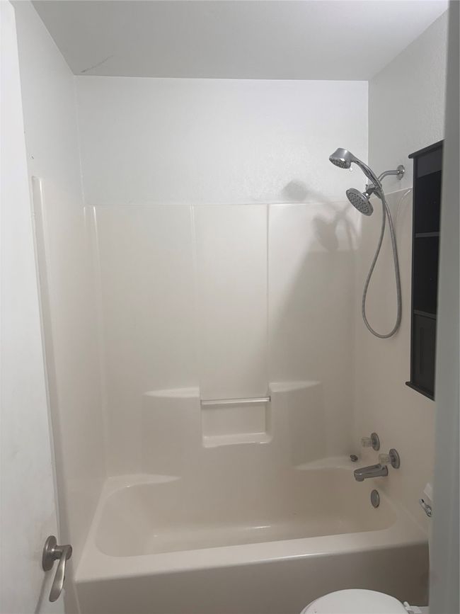 Bathroom with washtub / shower combination | Image 9