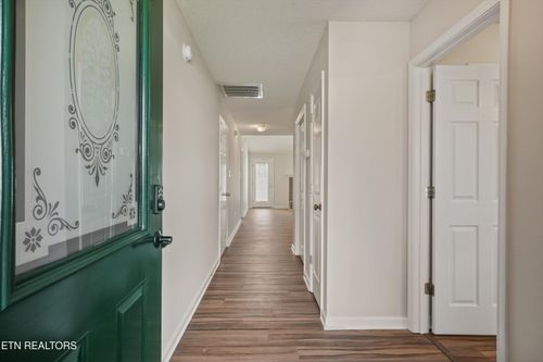 8032 Stablegate Way, Powell, TN, 37849-3097 | Card Image