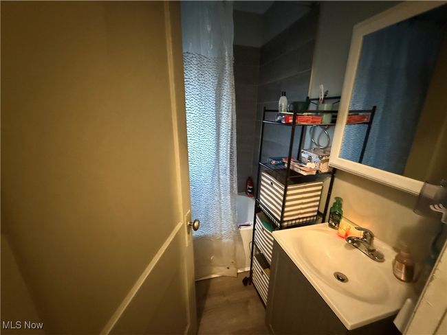 Full bath featuring a sink and shower / tub combo | Image 17