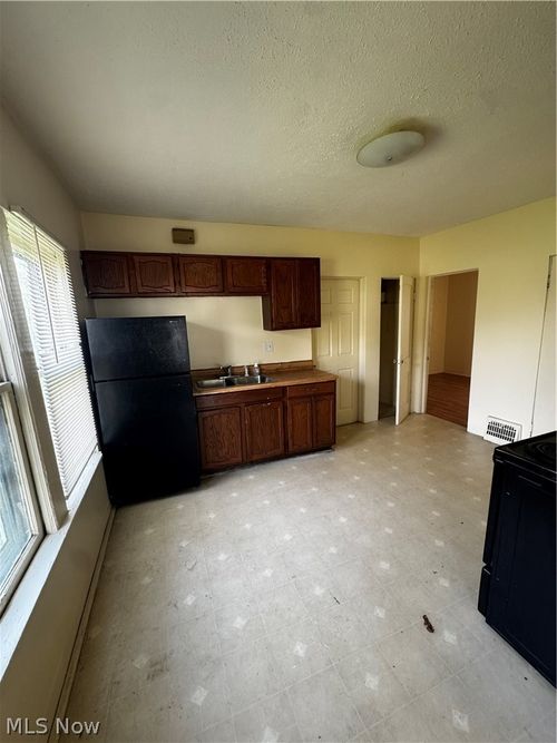 860 Biruta St, Akron, OH, 44307-1147 | Card Image