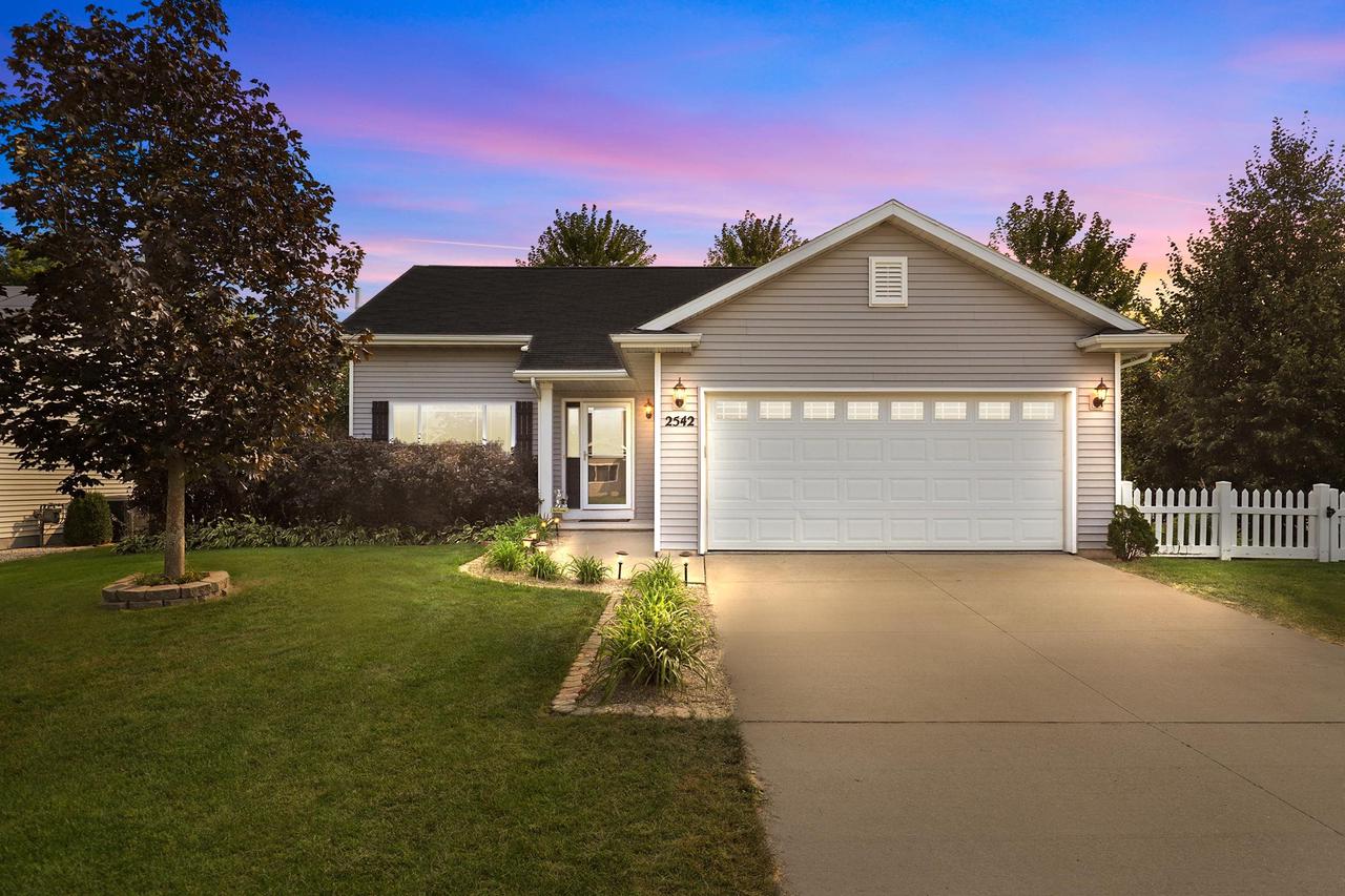 Grassy Ln, Neenah, WI 54956