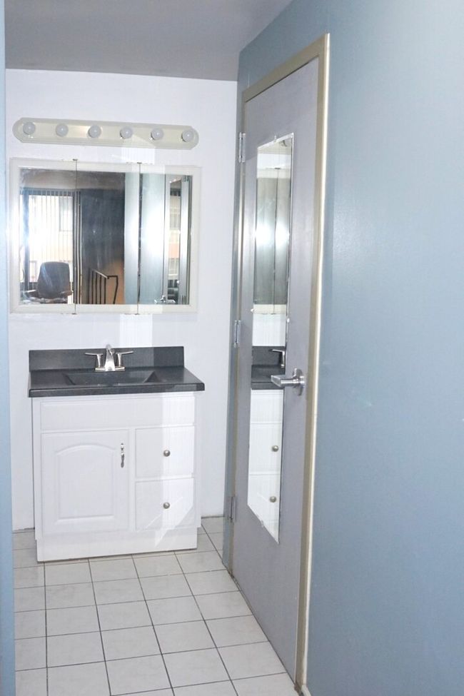 Bathroom | Image 13