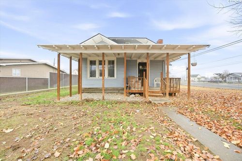 724 S 8th St, Sunnyside, WA, 98944-2230 | Card Image