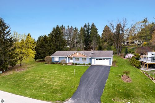 8129 Bel Cherrie Dr, Traverse City, MI, 49686-1636 | Card Image