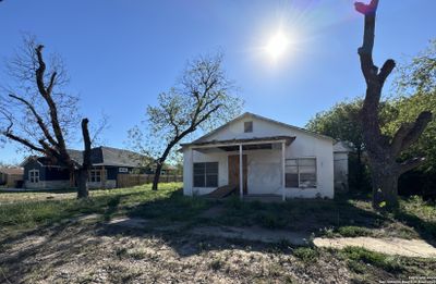 265 Prairie St, House other with 2 bedrooms, 1 bathrooms and null parking in Uvalde TX | Image 2