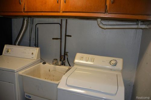 24271 Kenosha St, Oak Park, MI, 48237-1513 | Card Image