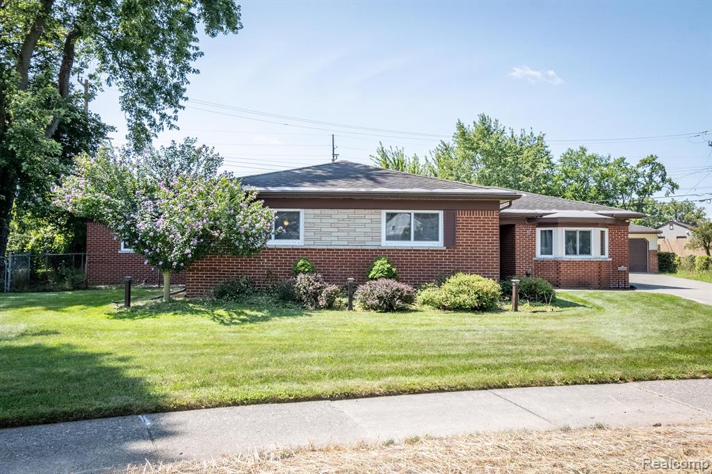 Tuck Rd, Farmington Hills, MI 48336