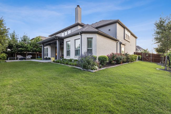 Corner Lot, plenty of yard, blooming plants | Image 35