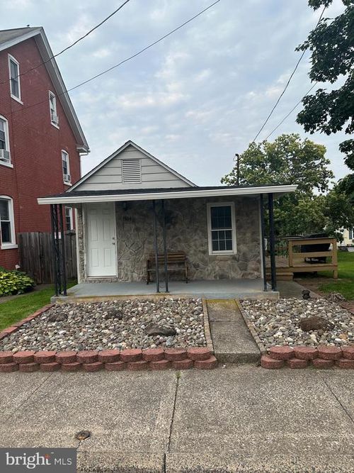 884 Main St, PENNSBURG, PA, 18073-1602 | Card Image