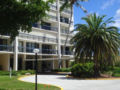 405-2425 Presidential Way, West Palm Beach, FL, 33401 | Card Image
