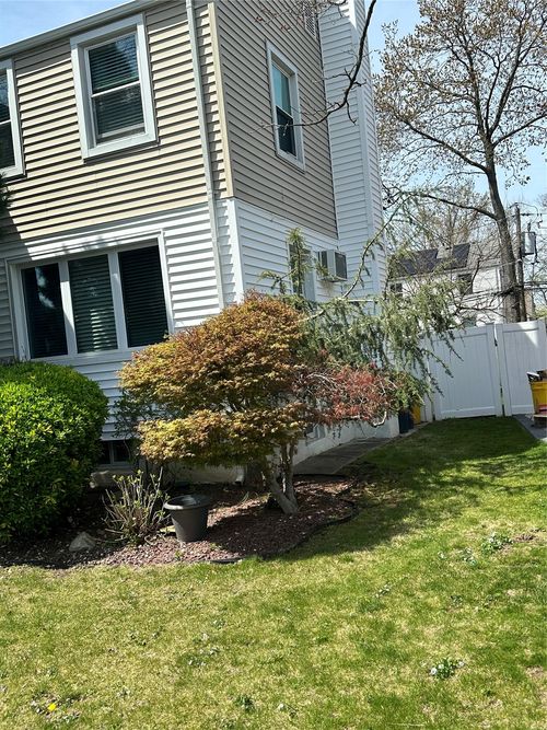 10 Garland Ln, Valley Stream, NY, 11581-1724 | Card Image