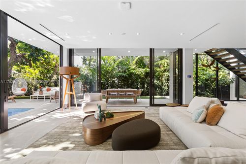 510 Ne 52nd St, Miami, FL, 33137-3033 | Card Image