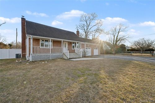 158 Moffitt Blvd, Islip, NY, 11751-2918 | Card Image