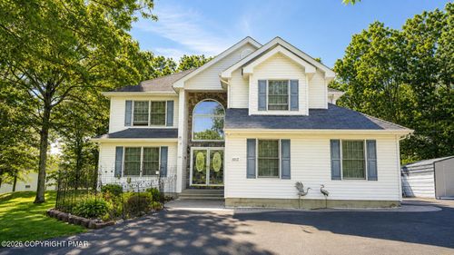 135 Mountain Top Cir, Bushkill, PA, 18324-8338 | Card Image