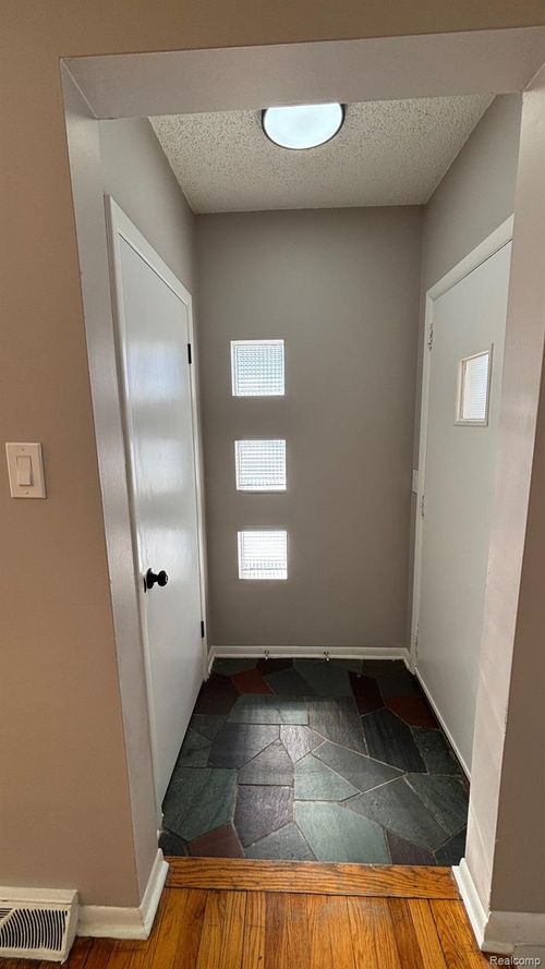 28758 Leona St, Garden City, MI, 48135-2796 | Card Image