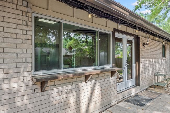 Pass through window from kitchen for your hot cocoa or margaritas! | Image 6