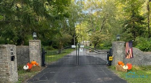 11344 Monclova Rd, Monclova, OH, 43542-9653 | Card Image