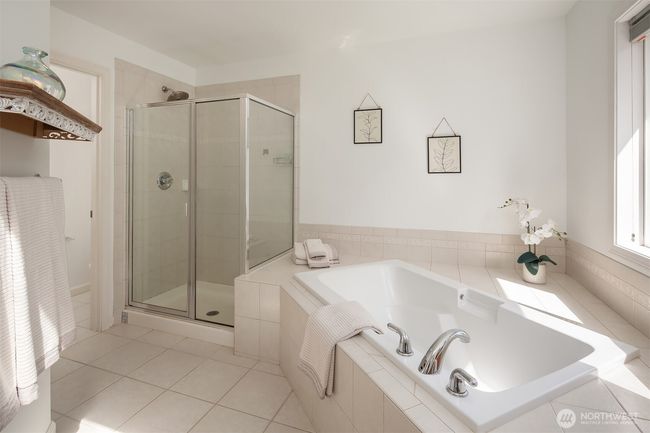 Great soaking tub | Image 22