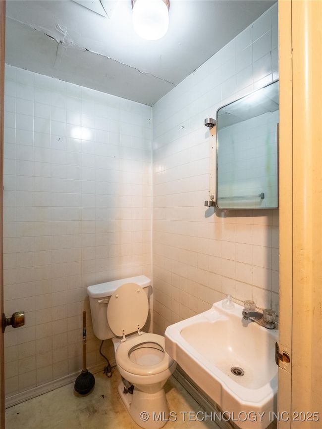 805 2 Nd St, House other with 3 bedrooms, 2 bathrooms and null parking in Quinton OK | Image 17