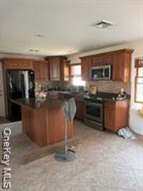 5 Oceanview Ave, Valley Stream, NY, 11581-1426 | Card Image