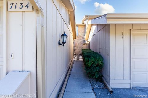 7134 Bridge Way, West Bloomfield, MI, 48322-3528 | Card Image
