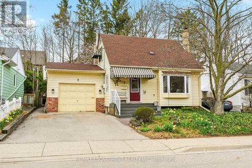 7 Central Park Avenue, Hamilton (Dundas), ON, L9H2M5 | Card Image